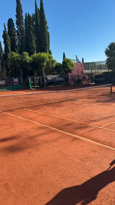 Cancha de polvo de ladrillo lista para el Circuito Jockey.